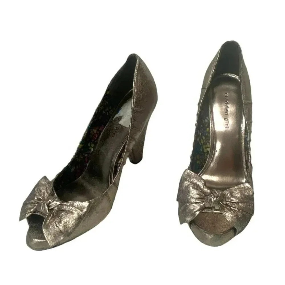 Madden Girl Curbano Peep Toe Pumps 9.5M Pewter Metallic Bow Detail Cone Heel